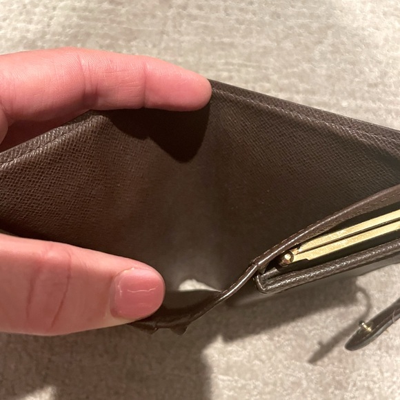 Louie Vuitton French Wallet - Picture 6 of 8